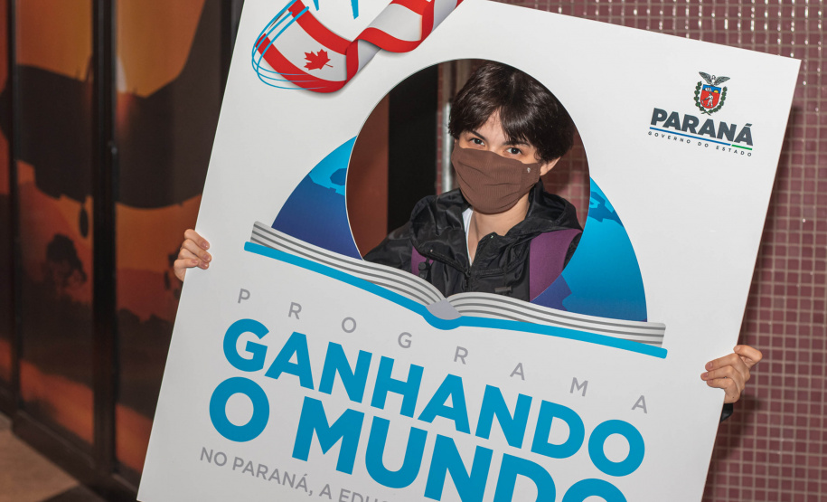 Despedida do Paraná rumo ao Canadá tem muita emoção, alegria e gratidão de estudantes e pais