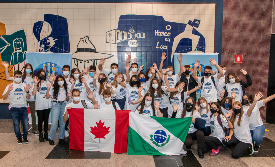 Despedida do Paraná rumo ao Canadá tem muita emoção, alegria e gratidão de estudantes e pais
