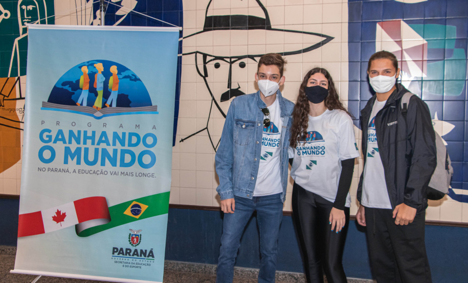 Despedida do Paraná rumo ao Canadá tem muita emoção, alegria e gratidão de estudantes e pais