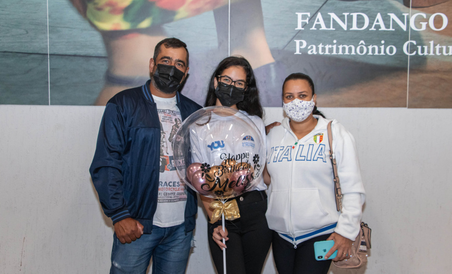 Despedida do Paraná rumo ao Canadá tem muita emoção, alegria e gratidão de estudantes e pais