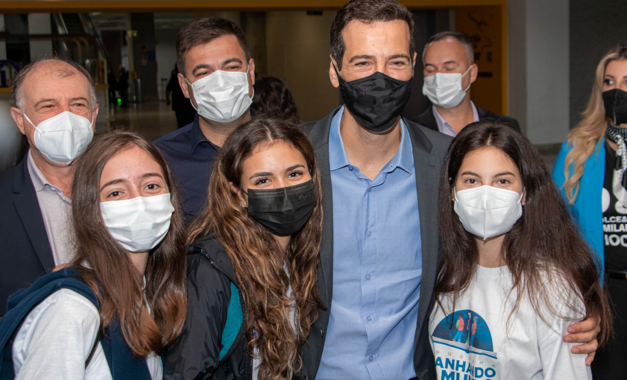 Despedida do Paraná rumo ao Canadá tem muita emoção, alegria e gratidão de estudantes e pais