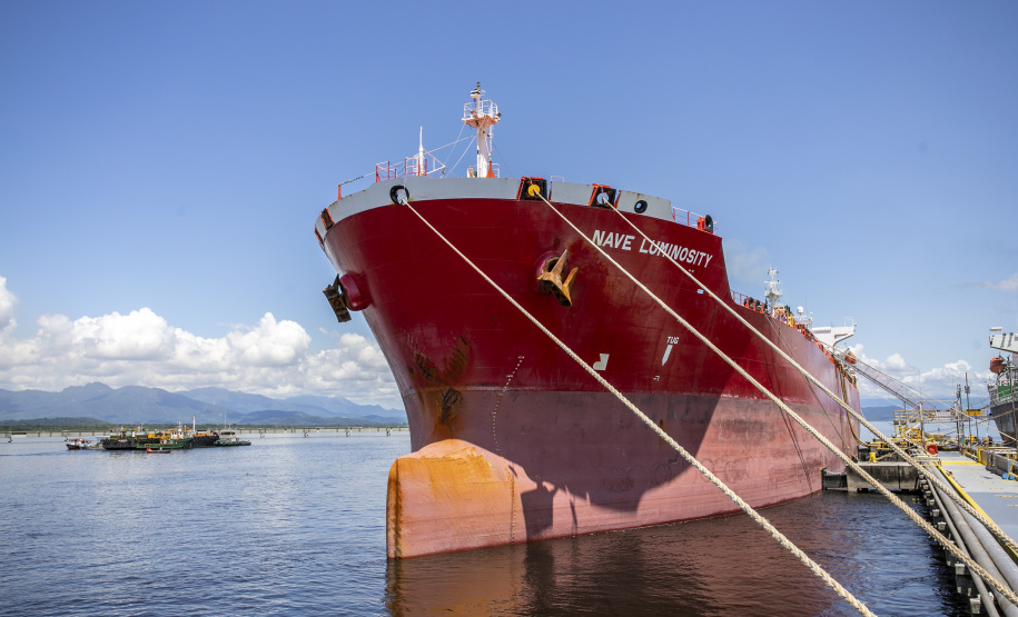 Em volume e quantidade, movimento para abastecer navios está maior no Porto de Paranaguá