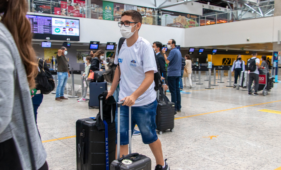 Despedida do Paraná rumo ao Canadá tem muita emoção, alegria e gratidão de estudantes e pais