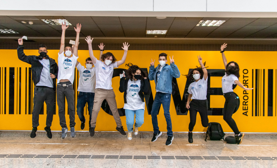 Despedida do Paraná rumo ao Canadá tem muita emoção, alegria e gratidão de estudantes e pais