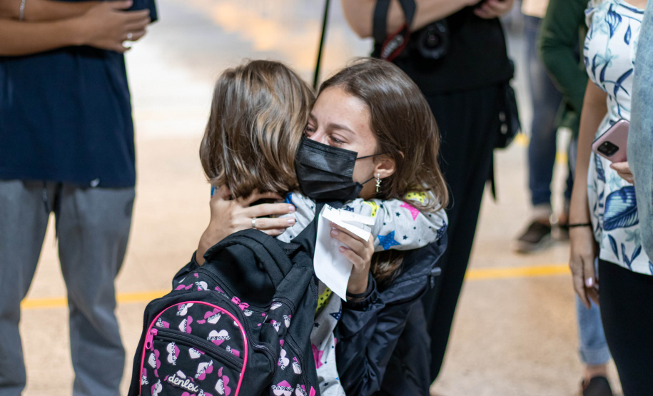 Despedida do Paraná rumo ao Canadá tem muita emoção, alegria e gratidão de estudantes e pais