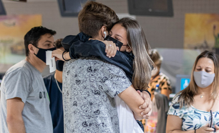 Despedida do Paraná rumo ao Canadá tem muita emoção, alegria e gratidão de estudantes e pais