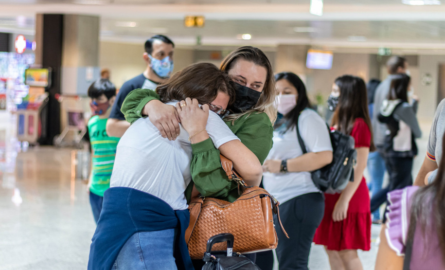 Despedida do Paraná rumo ao Canadá tem muita emoção, alegria e gratidão de estudantes e pais