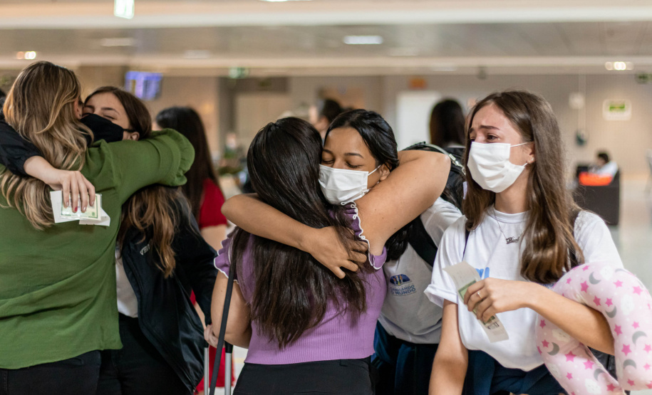 Despedida do Paraná rumo ao Canadá tem muita emoção, alegria e gratidão de estudantes e pais