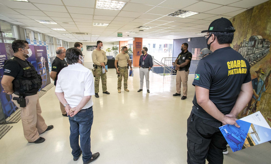 Polícia Federal entrega certificados de habilitação para embarcações públicas a Guardas Portuários