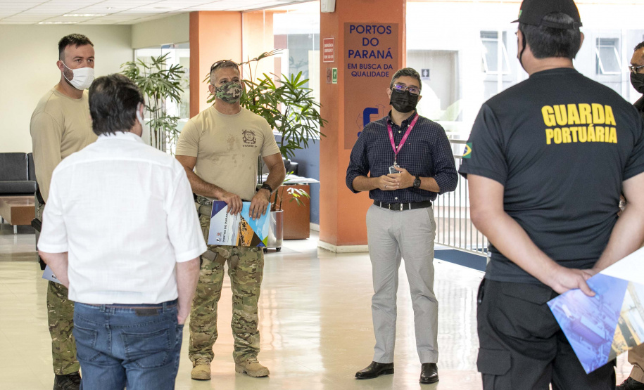 Polícia Federal entrega certificados de habilitação para embarcações públicas a Guardas Portuários