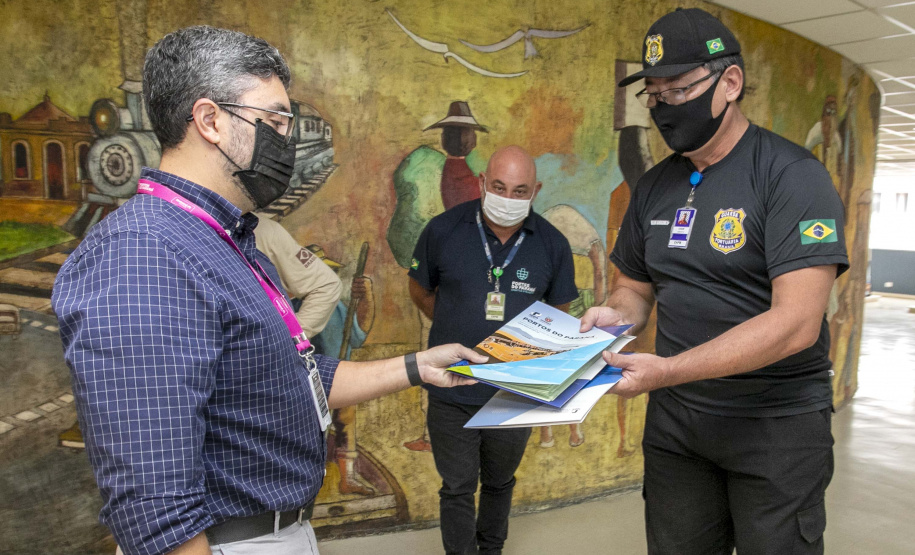 Polícia Federal entrega certificados de habilitação para embarcações públicas a Guardas Portuários