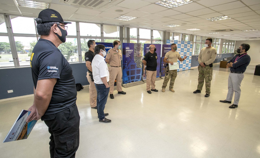 Polícia Federal entrega certificados de habilitação para embarcações públicas a Guardas Portuários