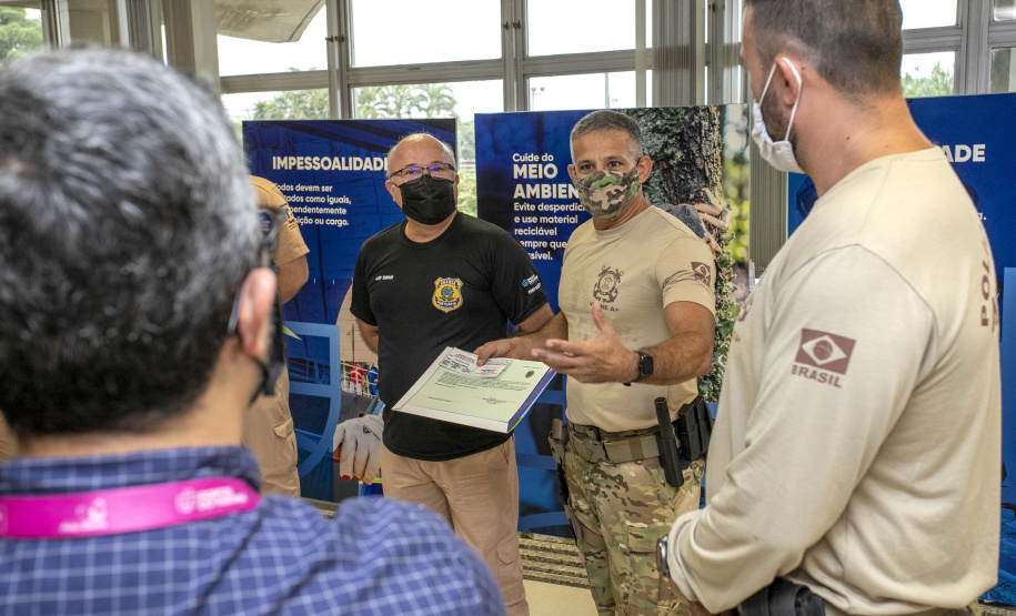 Polícia Federal entrega certificados de habilitação para embarcações públicas a Guardas Portuários