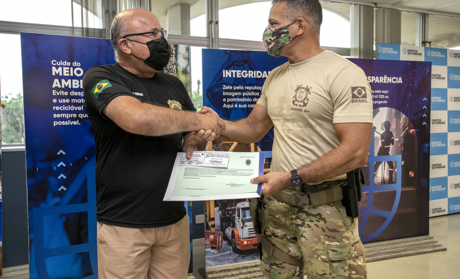 Polícia Federal entrega certificados de habilitação para embarcações públicas a Guardas Portuários