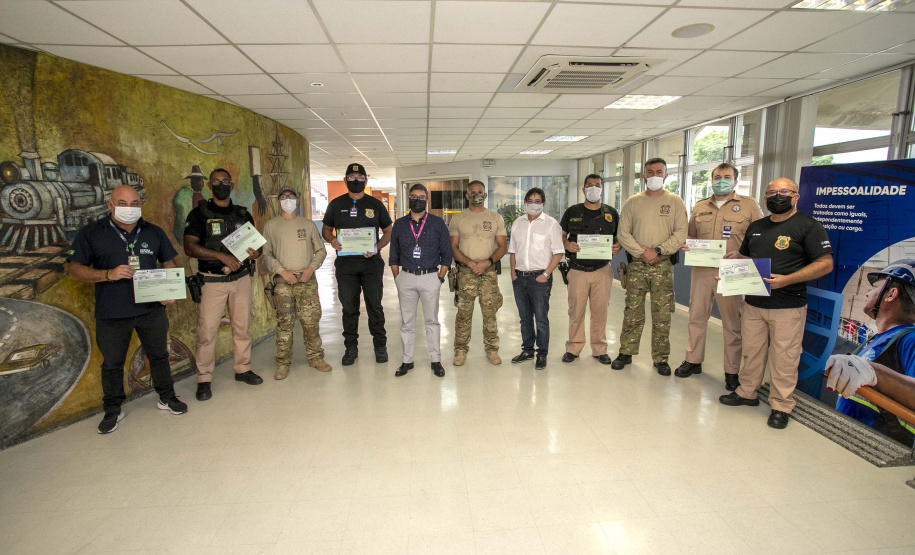 Polícia Federal entrega certificados de habilitação para embarcações públicas a Guardas Portuários