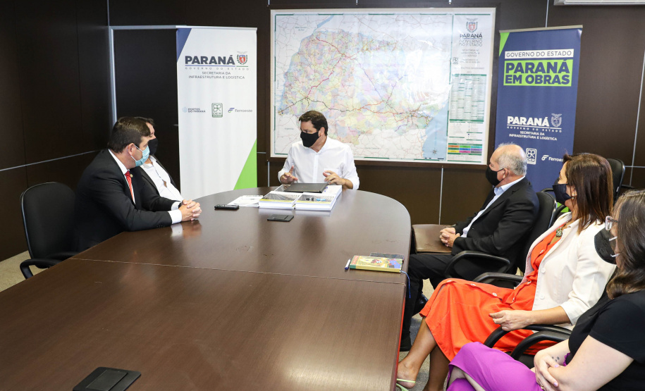 Umuarama - Prefeito Hermes Pimentel da Silva / Deputado Estadual Delegado Fernando Martins / Josil Voidela e Luciana Bruel equipe técnica de aeroportos da SEIL