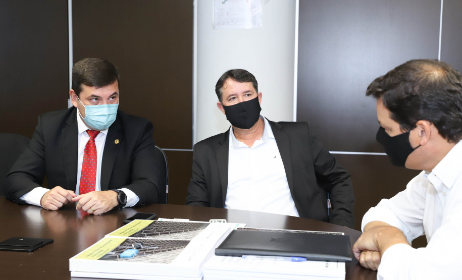 Umuarama - Prefeito Hermes Pimentel da Silva / Deputado Estadual Delegado Fernando Martins / Josil Voidela e Luciana Bruel equipe técnica de aeroportos da SEIL