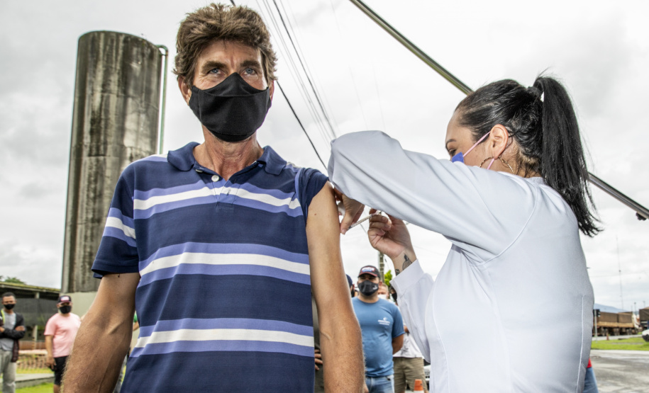 Vacinas contra a gripe e a Covid-19 são levadas aos caminhoneiros que aguardam no Pátio de Triagem do Porto de Paranaguá