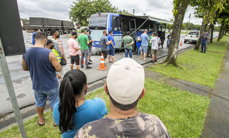 Vacinas contra a gripe e a Covid-19 são levadas aos caminhoneiros que aguardam no Pátio de Triagem do Porto de Paranaguá