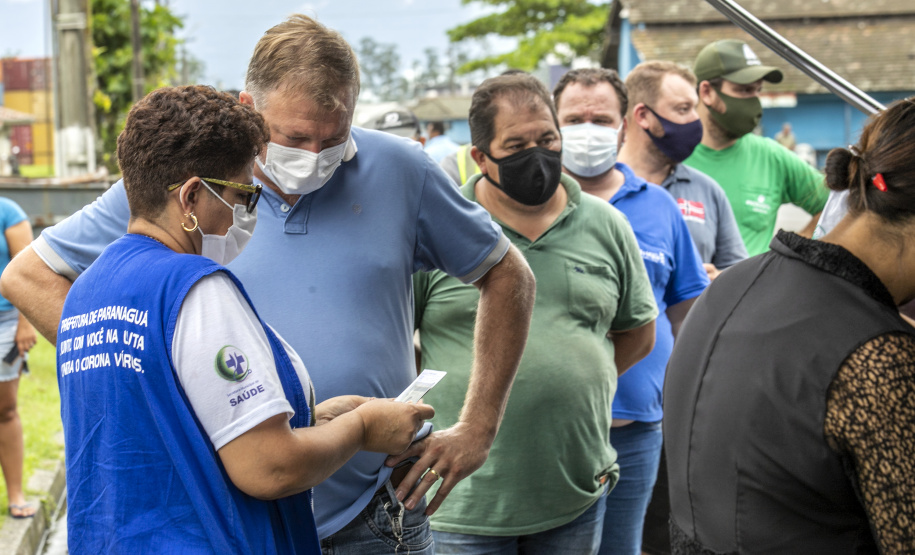 Vacinas contra a gripe e a Covid-19 são levadas aos caminhoneiros que aguardam no Pátio de Triagem do Porto de Paranaguá
