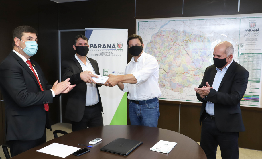 Umuarama - Prefeito Hermes Pimentel da Silva / Deputado Estadual Delegado Fernando Martins / Josil Voidela e Luciana Bruel equipe técnica de aeroportos da SEIL