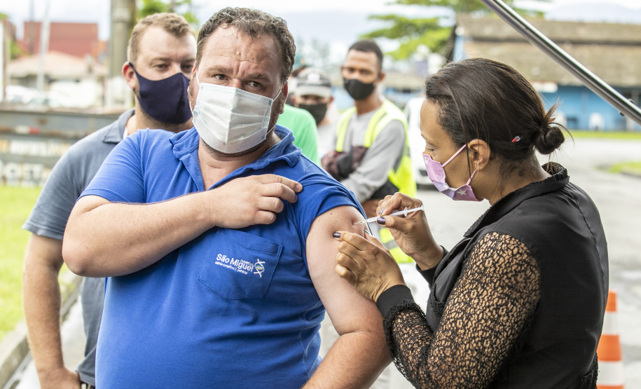 Vacinas contra a gripe e a Covid-19 são levadas aos caminhoneiros que aguardam no Pátio de Triagem do Porto de Paranaguá