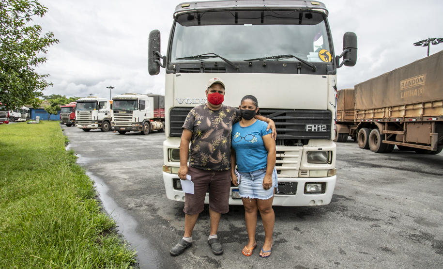 Vacinas contra a gripe e a Covid-19 são levadas aos caminhoneiros que aguardam no Pátio de Triagem do Porto de Paranaguá