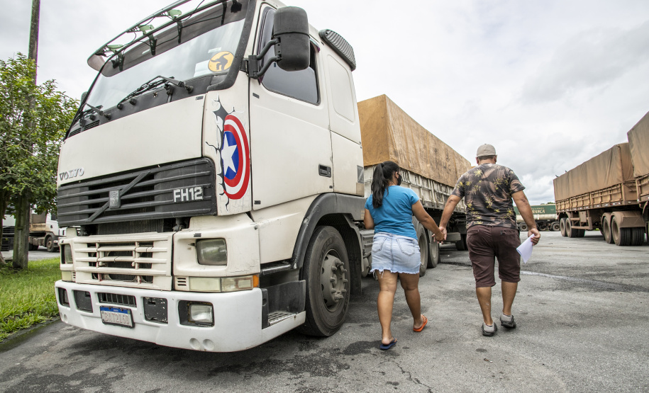 Vacinas contra a gripe e a Covid-19 são levadas aos caminhoneiros que aguardam no Pátio de Triagem do Porto de Paranaguá