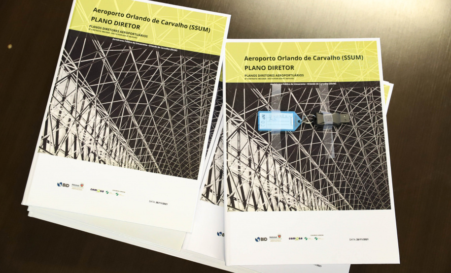 Umuarama - Prefeito Hermes Pimentel da Silva / Deputado Estadual Delegado Fernando Martins / Josil Voidela e Luciana Bruel equipe técnica de aeroportos da SEIL