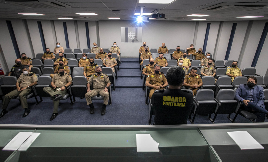 Integração a favor da segurança é debate em visita de alunos do Curso Superior da PMPR ao Porto de Paranaguá