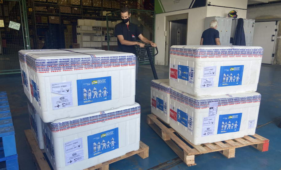 Mais 332,7 mil vacinas contra a Covid-19 chegam ao Paraná