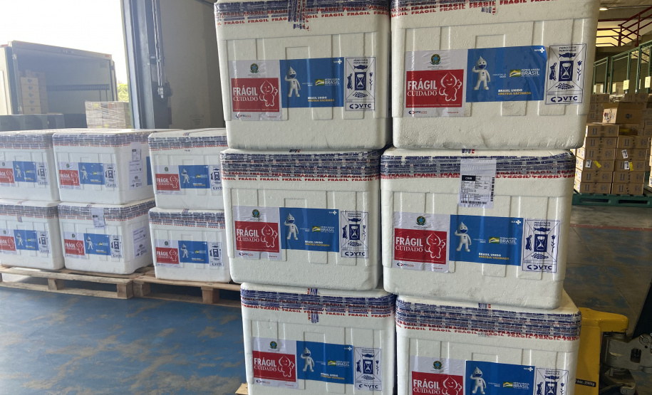 Mais 332,7 mil vacinas contra a Covid-19 chegam ao Paraná