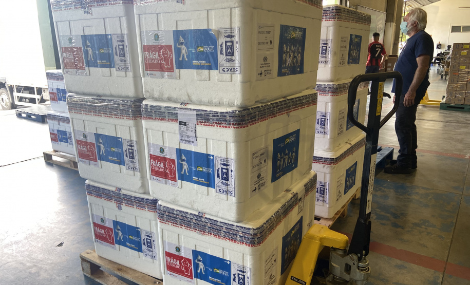 Mais 332,7 mil vacinas contra a Covid-19 chegam ao Paraná