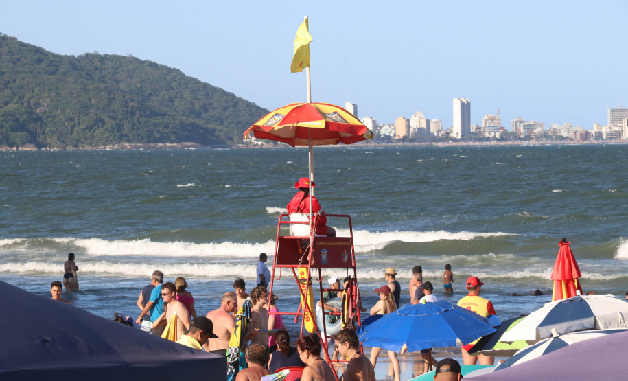 Corpo de Bombeiros pede aos banhistas que só entrem no mar em locais protegidos por guarda-vidas