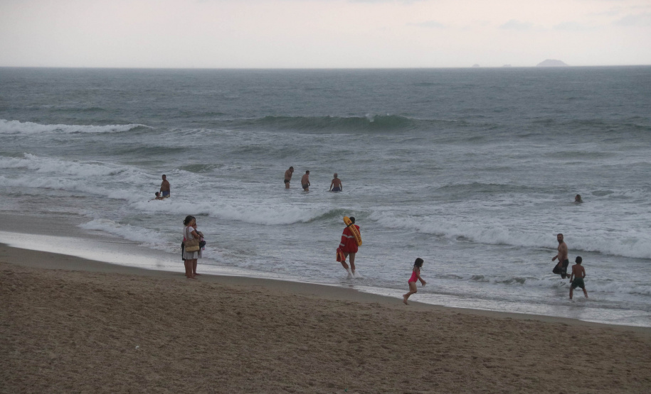 Corpo de Bombeiros pede aos banhistas que só entrem no mar em locais protegidos por guarda-vidas