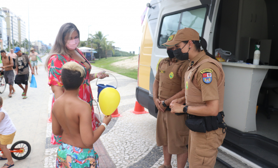 PM distribui quase 50 mil pulseirinhas de identificação de crianças nas praias do Paraná