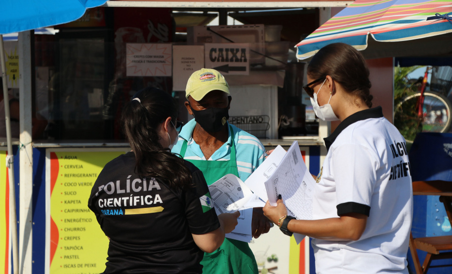 Polícia Científica do Paraná promove atividades lúdicas para crianças na praia de Caiobá