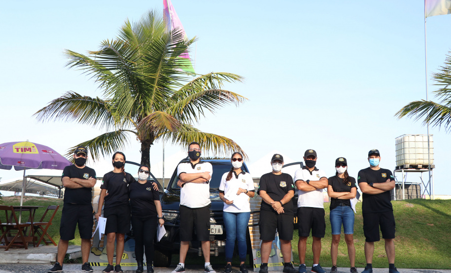 Polícia Científica do Paraná promove atividades lúdicas para crianças na praia de Caiobá