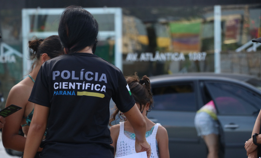 Polícia Científica do Paraná promove atividades lúdicas para crianças na praia de Caiobá
