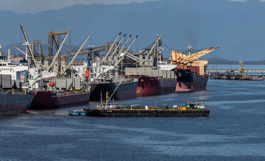 Em volume e quantidade, movimento para abastecer navios está maior no Porto de Paranaguá
