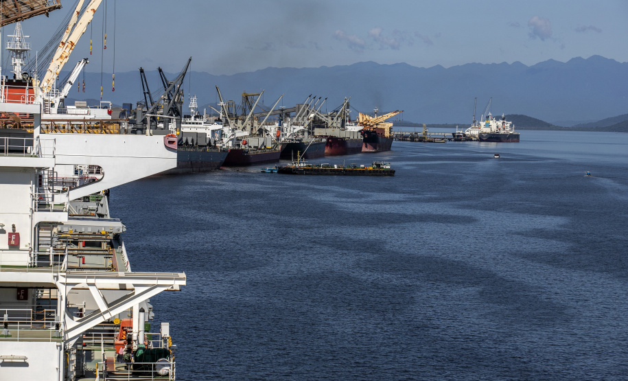 Em volume e quantidade, movimento para abastecer navios está maior no Porto de Paranaguá