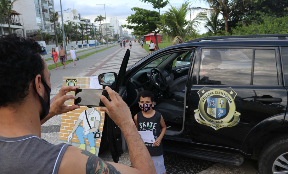 Exposição de equipamentos de peritos da Polícia Científica atraem veranistas em Matinhos (PR)