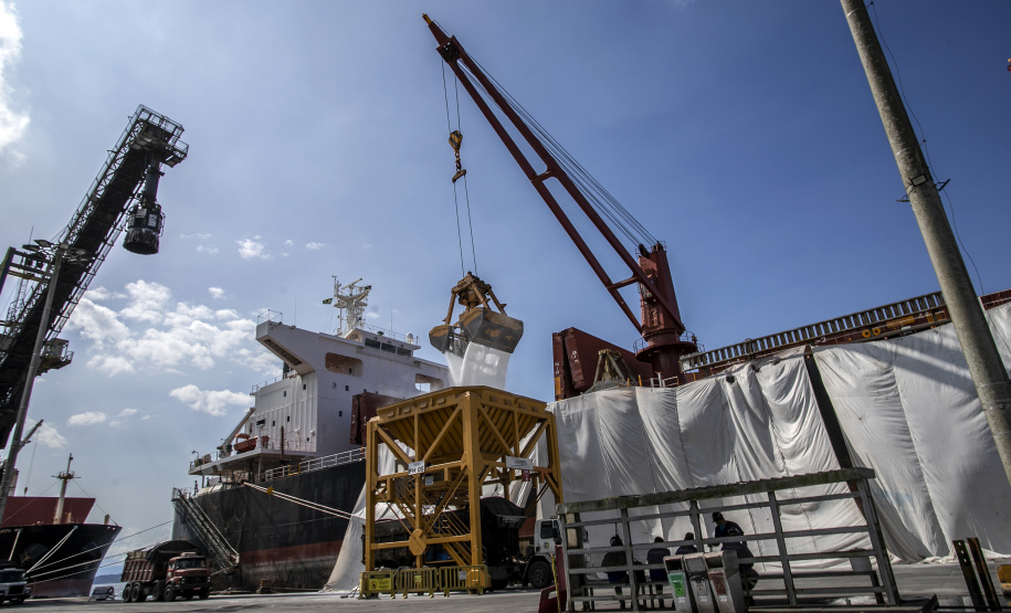 Janeiro encerra com recorde histórico de movimentação mensal nos portos do Paraná