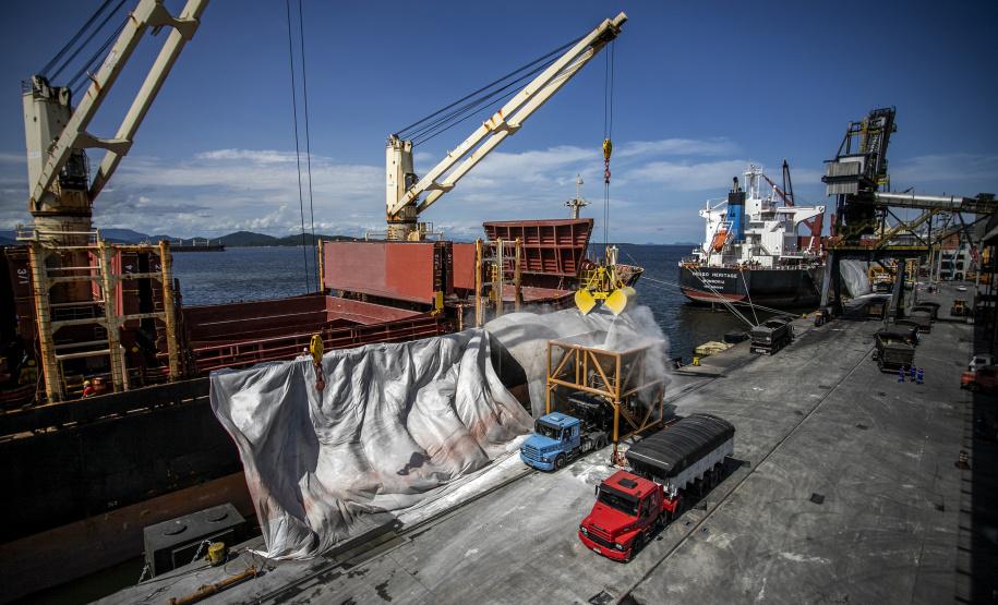 Janeiro encerra com recorde histórico de movimentação mensal nos portos do Paraná