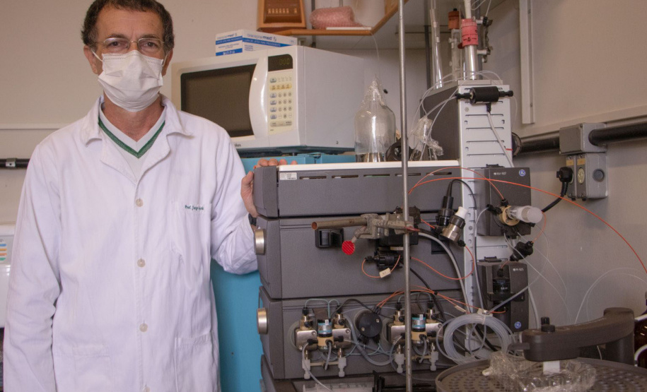 Professor da UEPG desenvolve pesquisa em superlaboratório para estudo de proteínas