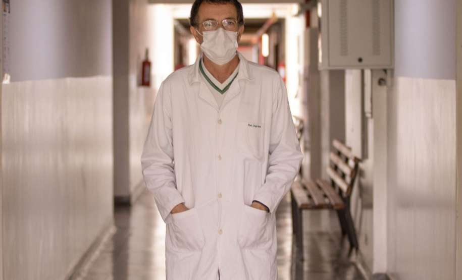 Professor da UEPG desenvolve pesquisa em superlaboratório para estudo de proteínas