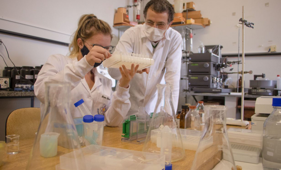 Professor da UEPG desenvolve pesquisa em superlaboratório para estudo de proteínas