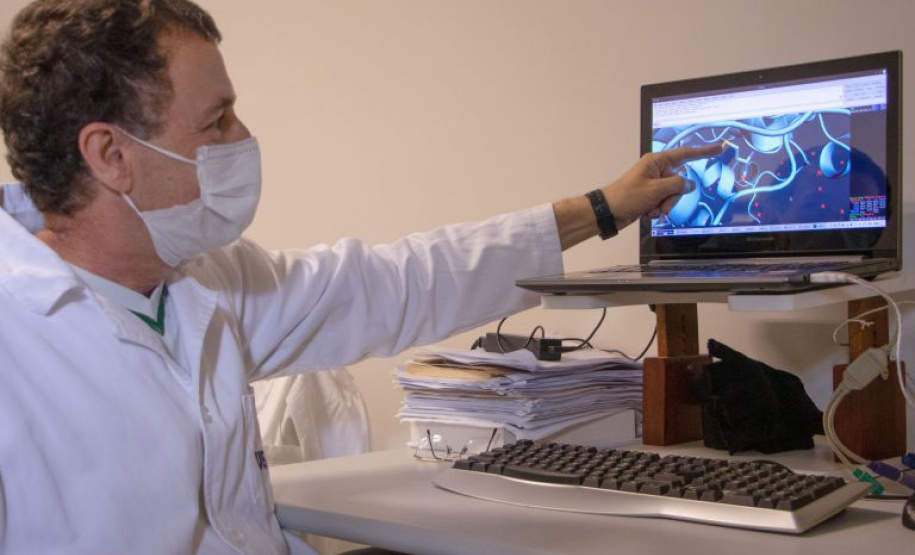 Professor da UEPG desenvolve pesquisa em superlaboratório para estudo de proteínas