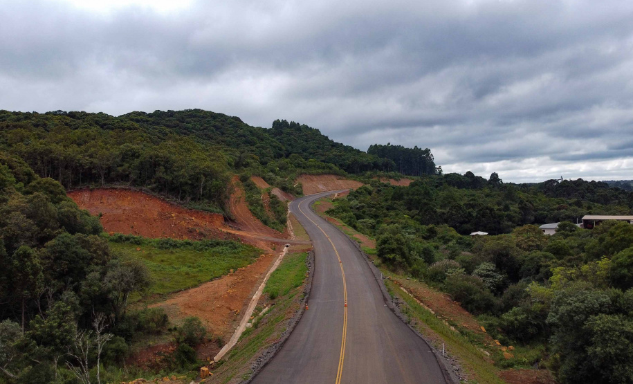 O primeiro trecho da ligação asfáltica entre os municípios de Mato Rico e Pitanga, na região central do Estado, foi liberado nesta quinta-feira (03) pelo governador Carlos Massa Ratinho Junior.