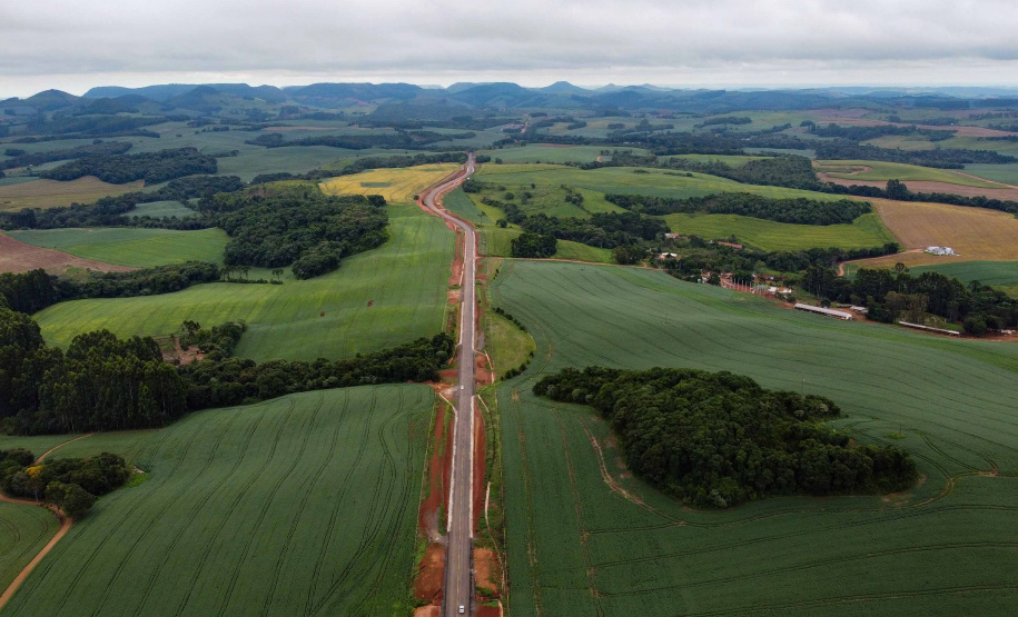 O primeiro trecho da ligação asfáltica entre os municípios de Mato Rico e Pitanga, na região central do Estado, foi liberado nesta quinta-feira (03) pelo governador Carlos Massa Ratinho Junior.